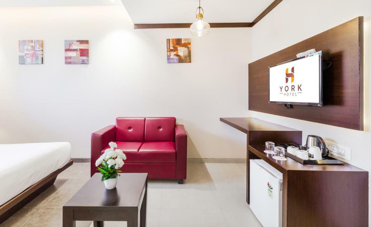 York Hotel Kochi Buitenkant foto