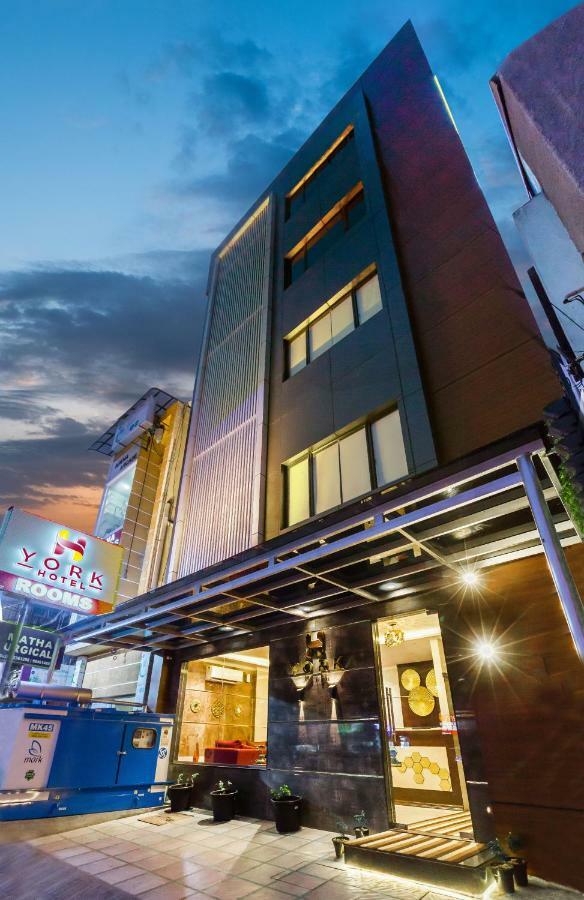 York Hotel Kochi Buitenkant foto